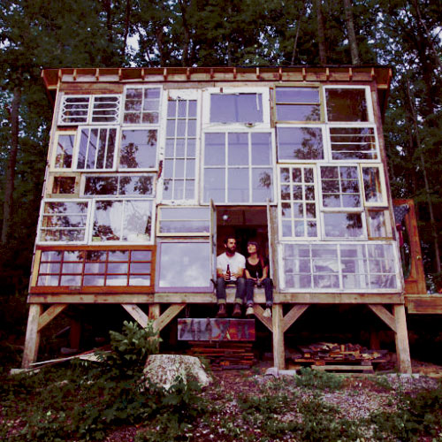 Дом из окон, который юные живописцы выстроили себе в качестве места уединения с природой