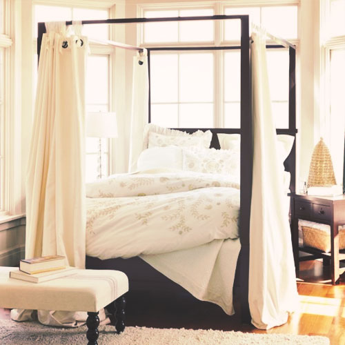 Как украшать небольшую спальню с большой двуспальной кроватью?