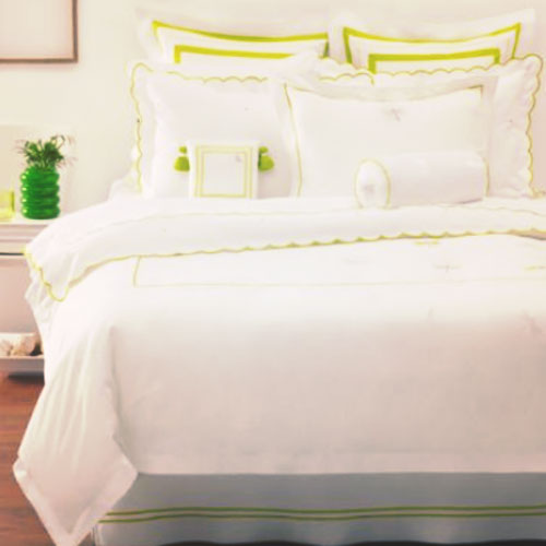Как украшать небольшую спальню с большой двуспальной кроватью?