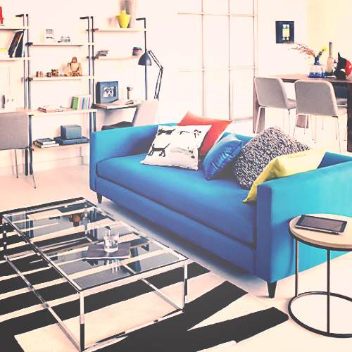 Как организовать место с диванчиком и ковром в центре комнаты